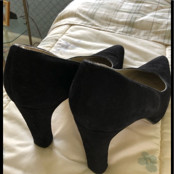 Liz Claiborne Black suede 3 3/4” pumps. - Picture 3 of 5